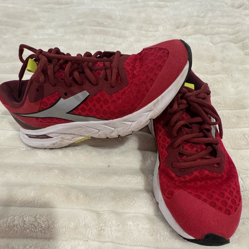 Diadora Women's Mythos Blushield Volo Red White Size 8 Running Sneakers